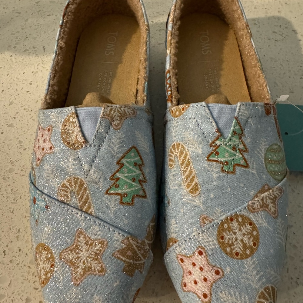 Toms Women’s Light Blue shimmery Holiday Shoes, size 7 NWT